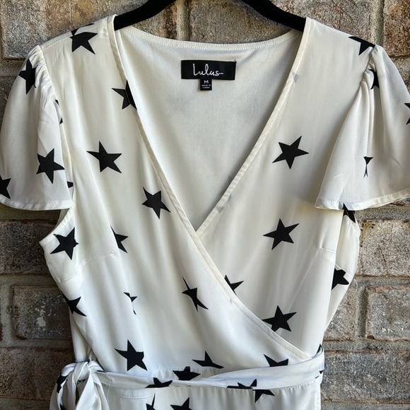 White wrap dress with black stars by Lulus - Picture 2 of 3